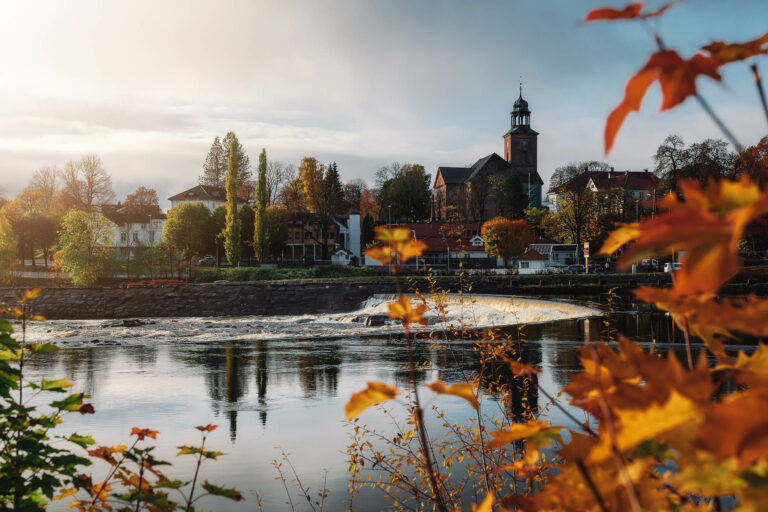 Bilde av høst i Kongsberg. Her ser du Lågen og kongsberg kirke.