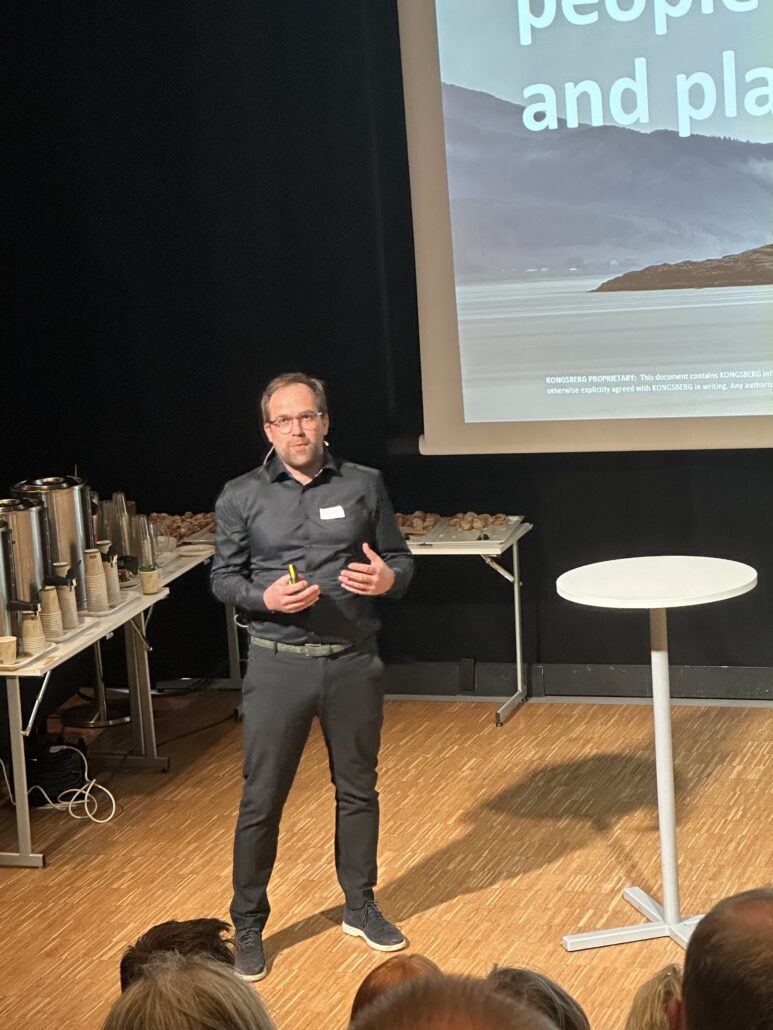 Bilde av Bredo Larsen under konferansen.