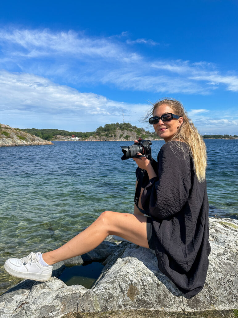 Bilde av Sara Holmberg fra Travitude Media, som står med kamera klart.