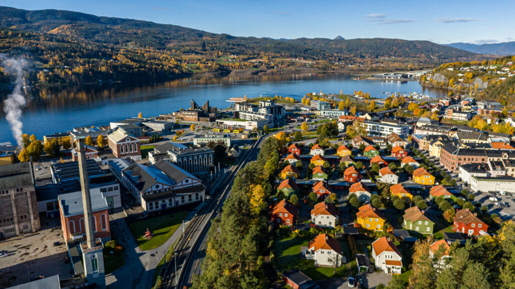 Bilde av Notodden Sentrum om høsten.