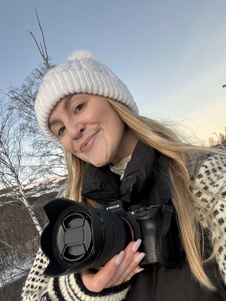 Bilde av Ingvild fra Travitude Media, med kamera i hånden.