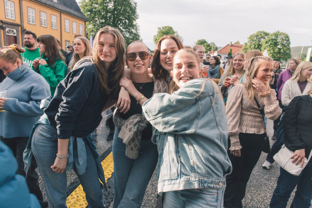 Bilde av folk som koser seg på festival.