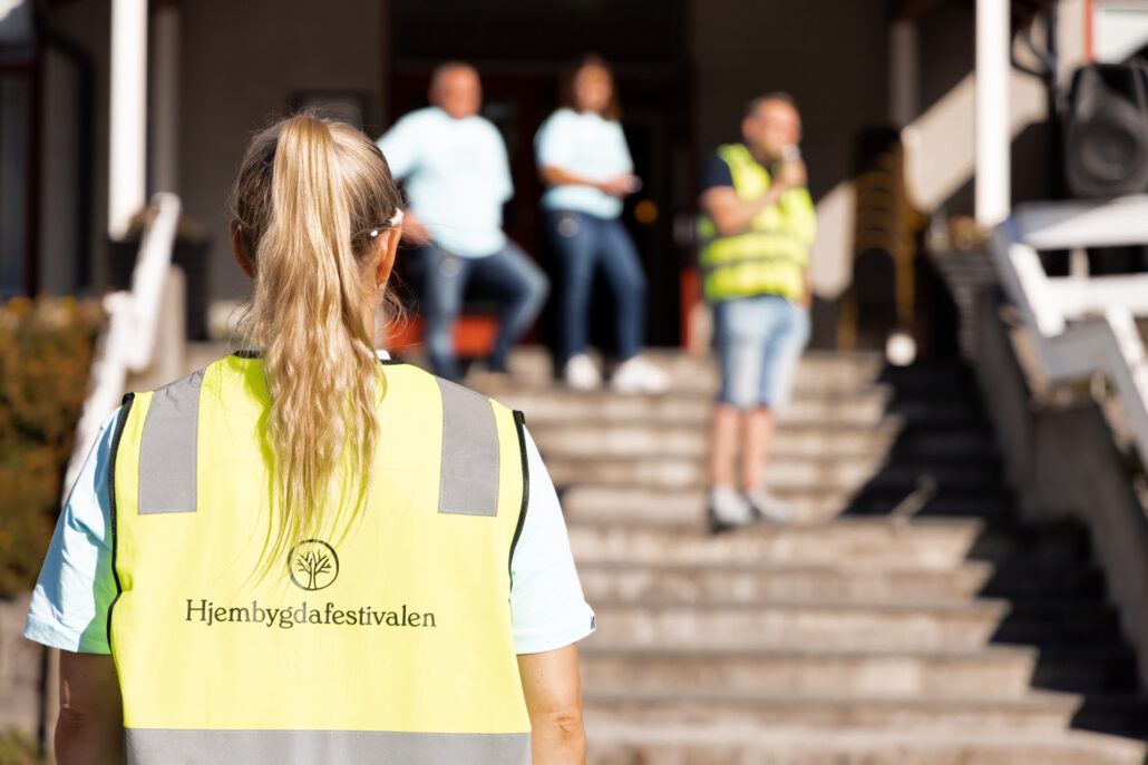Bilde av en person med ryggen til for Hjembygdafestivalen