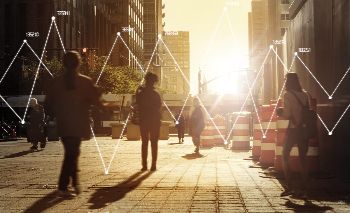 Bilde av folk med noen grafer i en gate.